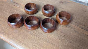 Vintage houten servetring beschikbaar voor biedingen