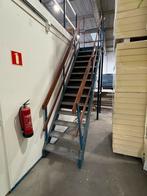 Stalen trap met plateau, Ophalen, Zo goed als nieuw, 2 tot 4 meter