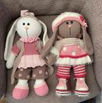 2 prachtige gehaakte konijnen met kleding 50 cm, Ophalen of Verzenden, Zo goed als nieuw, Konijn