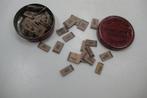 Rond blikken letterdoosje met letters voor leesplankje., Antiek en Kunst, Ophalen of Verzenden