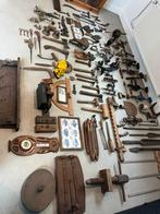Mooi antiek handgereedschap, Ophalen