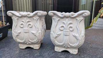 Twee witte terracotta bloempotten beschikbaar voor biedingen