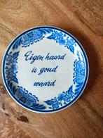 Delfts Blauw Wandtegeltje - Eigen haard is goud waard, Antiek en Kunst, Antiek | Wandborden en Tegels, Ophalen of Verzenden