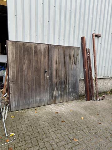 Prachtige dubbele garagedeuren in paddoek beschikbaar voor biedingen
