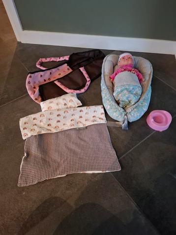 Poppenaccessoires: babynestje, potje, dekentje, reistas  beschikbaar voor biedingen