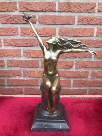 bronzen beeld, RELEASE THE BIRD, 43 cm hoog beschikbaar voor biedingen