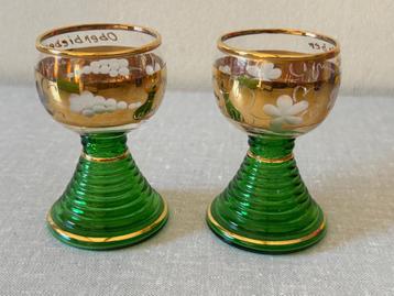 Oberbieber glaasjes op groen voetje met goudkleurige randjes beschikbaar voor biedingen