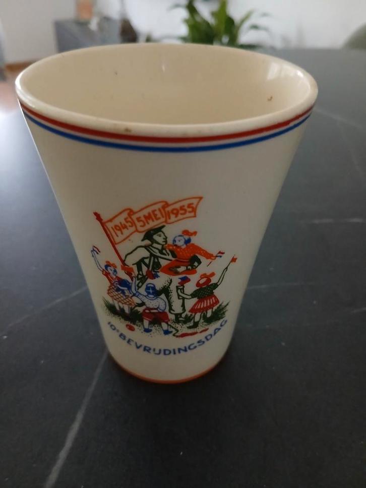 Vintage Bevrijdingsdag Beker 1955, Antiek en Kunst, Antiek | Keramiek en Aardewerk, Ophalen of Verzenden