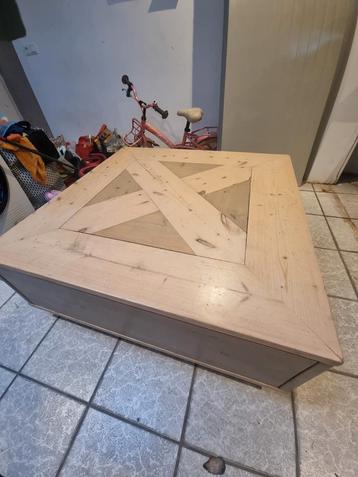 Handgemaakte houten salontafel met lades – 105x105 cm beschikbaar voor biedingen