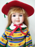 Porseleinen kerstpop van Kingstate met gebreide trui, Verzamelen, Poppen, Ophalen of Verzenden, Gebruikt, Pop