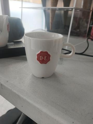 Douwe Egberts kopjes met schotels beschikbaar voor biedingen