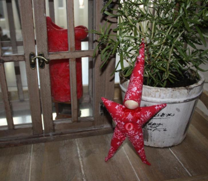 nieuw- stoffen kerstster kabouter: Tilda warm rood, Huis en Inrichting, Woonaccessoires | Overige, Nieuw, Ophalen of Verzenden