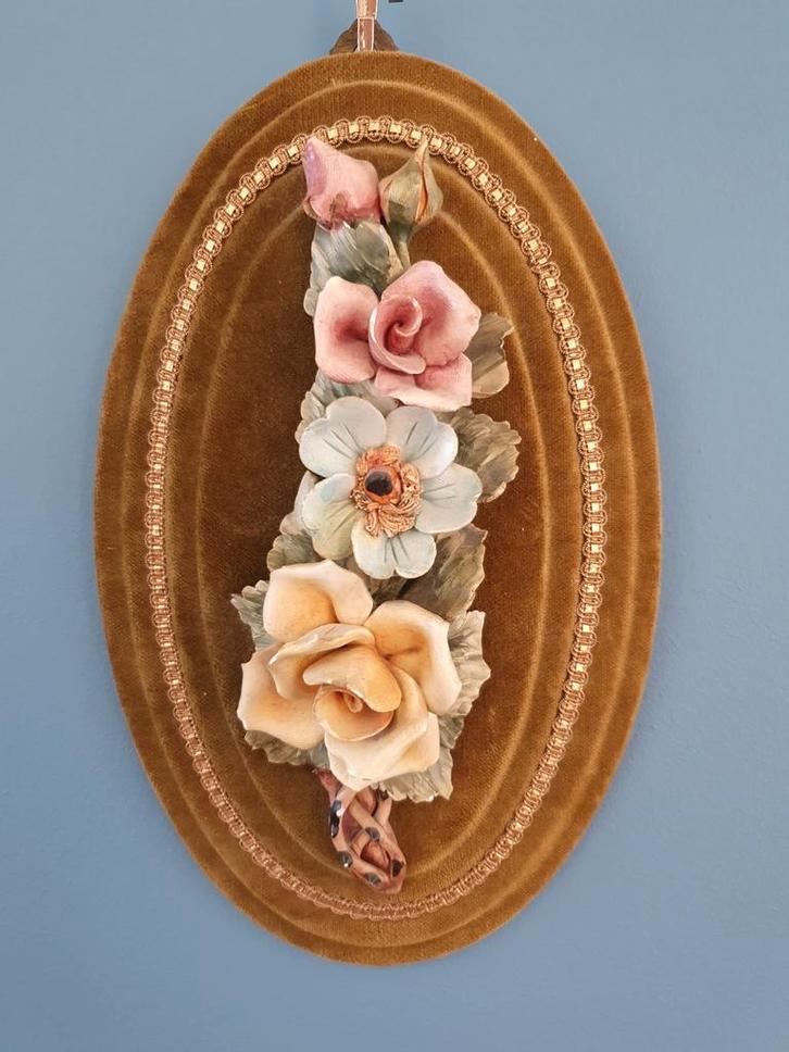 Italiaanse vintage wandhanger met porseleinen bloemen, Antiek en Kunst, Antiek | Porselein, Ophalen of Verzenden