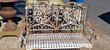 Sierlijke brocante smeedijzeren tuinbank (brocante) beschikbaar voor biedingen
