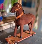 Antiek speelgoed paardje op een houten plank met wieltjes, Ophalen of Verzenden