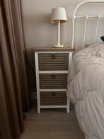 Wit nachtkastje met louvre laatjes en houten blad, Minder dan 50 cm, Ophalen of Verzenden, Zo goed als nieuw, 3 of 4 laden