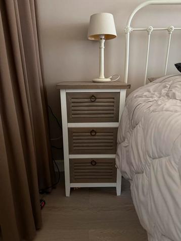 Wit nachtkastje met louvre laatjes en houten blad beschikbaar voor biedingen