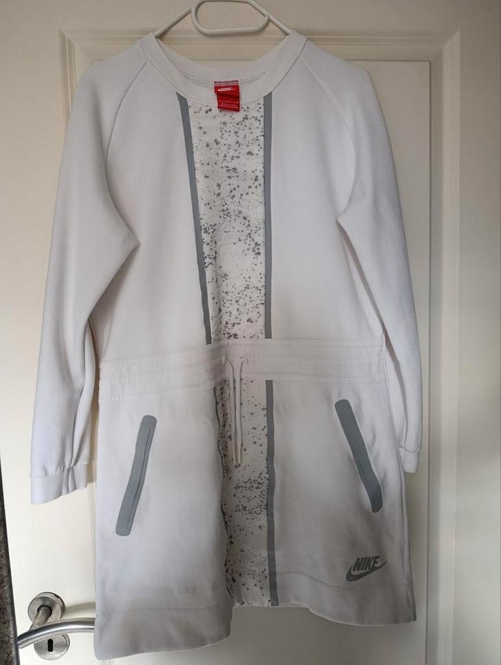 Nike Tech Fleece Jurk - Maat M, Kleding | Dames, Jurken, Zo goed als nieuw, Maat 38/40 (M), Wit, Boven de knie, Ophalen of Verzenden