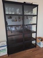 Zwarte stalen vitrinekast, Huis en Inrichting, Kasten | Vitrinekasten, Ophalen, 50 tot 100 cm, Zo goed als nieuw, 150 tot 200 cm