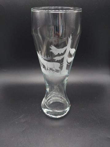 Mooi groot bierglas met witte afbeelding  beschikbaar voor biedingen