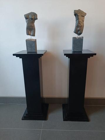 2x houten diepzwarte pilaren / zuilen / piedestal beschikbaar voor biedingen