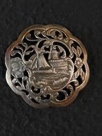 Zilveren oude broche met Hollands tafereel, Ophalen of Verzenden, Zilver, Broche