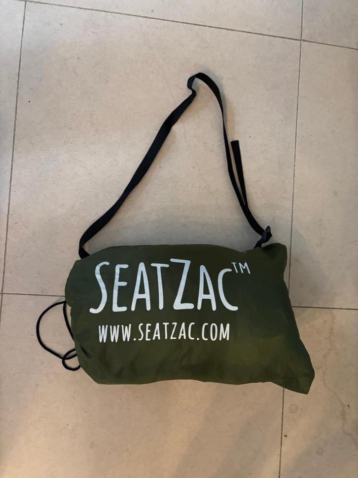 Seatzac - zitzak voor onderweg donker groen met tas!, Caravans en Kamperen, Kampeeraccessoires, Zo goed als nieuw, Ophalen of Verzenden