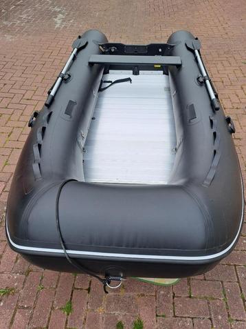 rubberen boot met aluminiumbodem beschikbaar voor biedingen