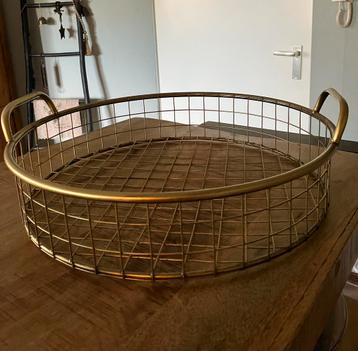 Mooie gouden draadmand beschikbaar voor biedingen