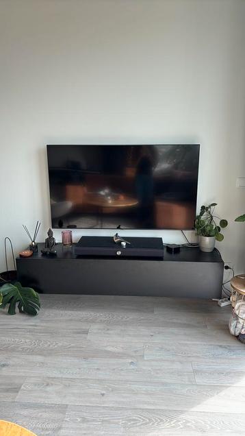 Zwart zwevend TV Meubel met veel opbergruimte