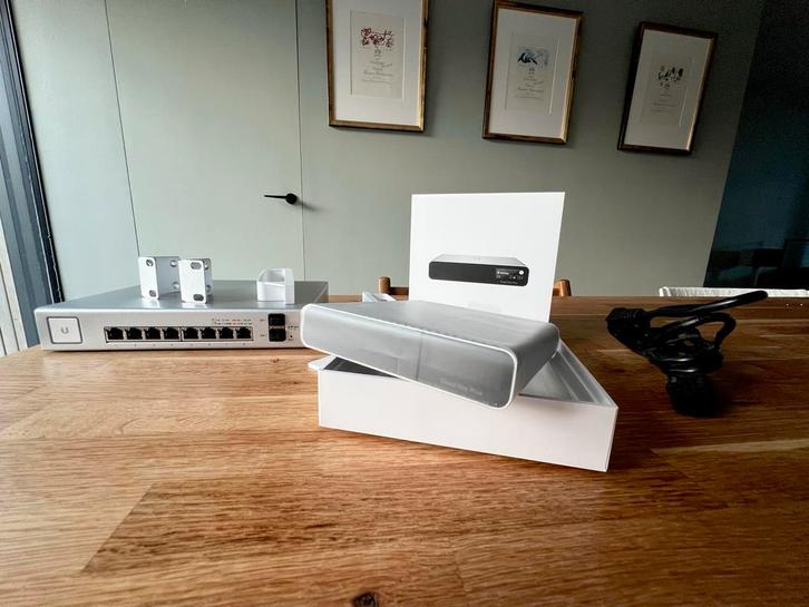 Ubiquiti CloudKey Gen2 Plus - UniFi US-8-150W PoE+ Switch, Computers en Software, Netwerk switches, Zo goed als nieuw, Ophalen of Verzenden