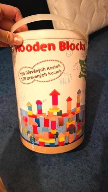 Houten speelgoed / blokken beschikbaar voor biedingen