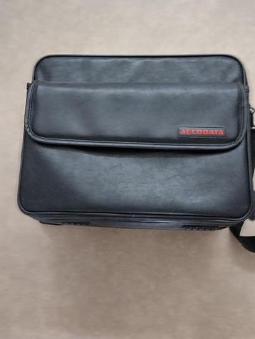 Accodata zwart leren schoudertas beschikbaar voor biedingen