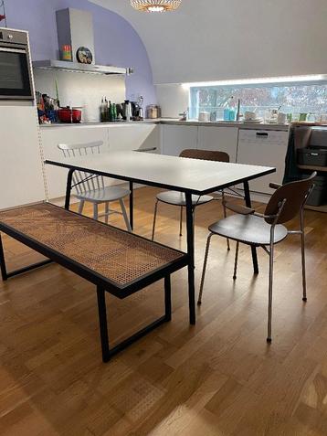 Eettafel wit, zwarte poten, 140x80