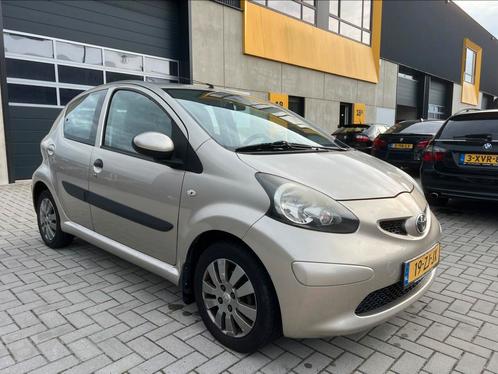 Toyota Aygo 1.0 12V Vvt-i 5DRS  leder ck uitvoering, Auto's, Toyota, Bedrijf, Aygo, ABS, Airbags, Airconditioning, Bluetooth, Centrale vergrendeling