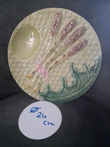 Bord met asperges decoratie  beschikbaar voor biedingen
