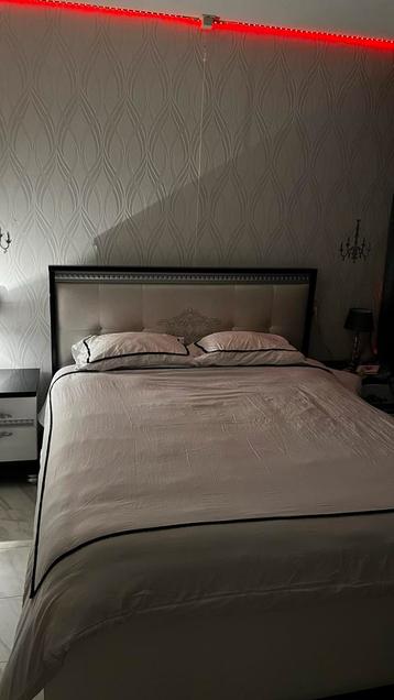 Tweepersoonsbed 160x200 + 2 Nachtkastjes + matras beschikbaar voor biedingen