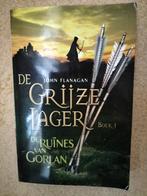 John Flanagan - De Grijze jager De ruïnes van Gorlan, Ophalen of Verzenden, Zo goed als nieuw, John Flanagan