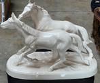 Paarden in galop aardewerk beeld, Antiek en Kunst, Ophalen of Verzenden
