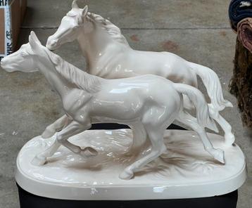 Paarden in galop aardewerk beeld beschikbaar voor biedingen