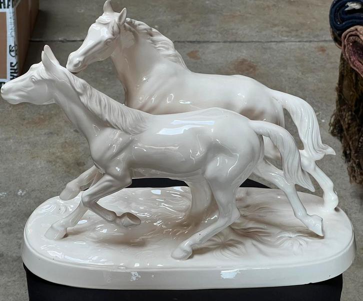 Paarden in galop aardewerk beeld, Antiek en Kunst, Curiosa en Brocante, Ophalen of Verzenden