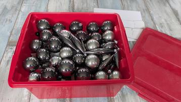 Heel veel kerstballen en pegels inclusief opbergdoos beschikbaar voor biedingen