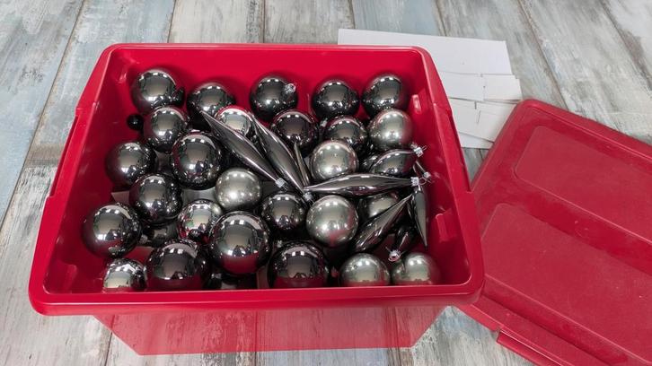 Heel veel kerstballen en pegels inclusief opbergdoos, Diversen, Kerst, Gebruikt, Ophalen