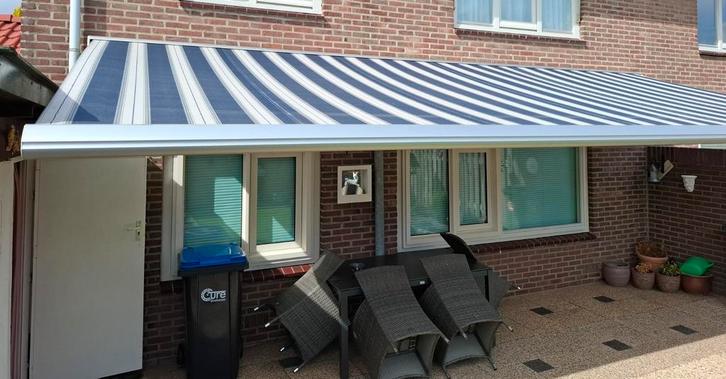 Elektrische zonnescherm met knikarm in cassette, Tuin en Terras, Zonneschermen, Zo goed als nieuw, Knikarmscherm, 300 cm of meer