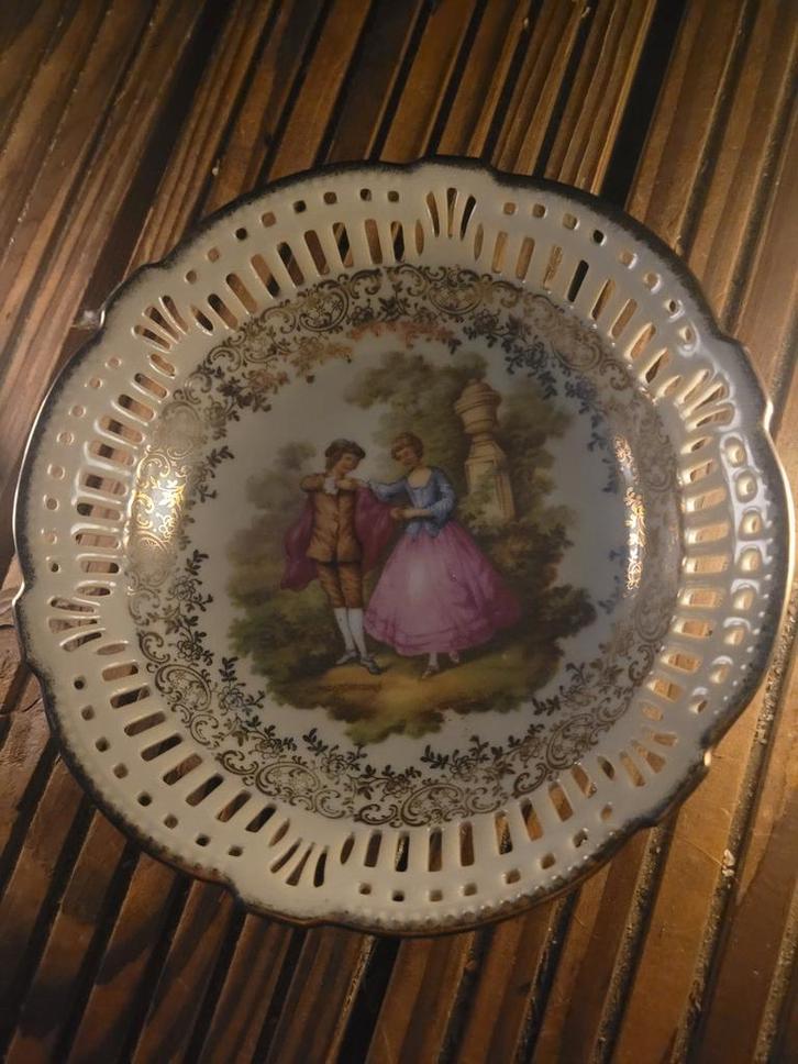 Antiek Porseleinen Schaaltje met Romantisch Tafereel, Antiek en Kunst, Antiek | Schalen, Ophalen of Verzenden