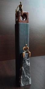 Set 2 Abstracte bronzen beelden op marmeren en houten sokkel, Ophalen of Verzenden, Brons