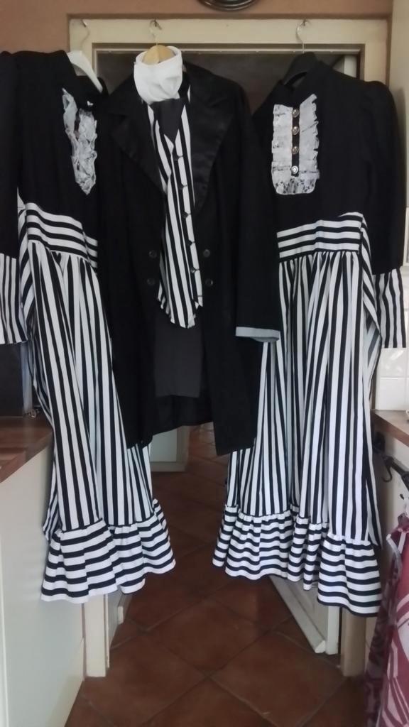 2 Dickens jurken dames , 1 kinderjurk en 1 herenpak te koop, Kleding | Dames, Carnavalskleding en Feestkleding, Zo goed als nieuw