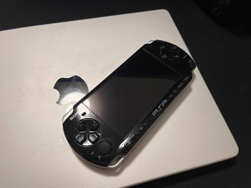 PSP 3004 + 8GB met games & 6.61 firmware, Spelcomputers en Games, Spelcomputers | Sony PSP, Zo goed als nieuw, PSP 3000, Zwart