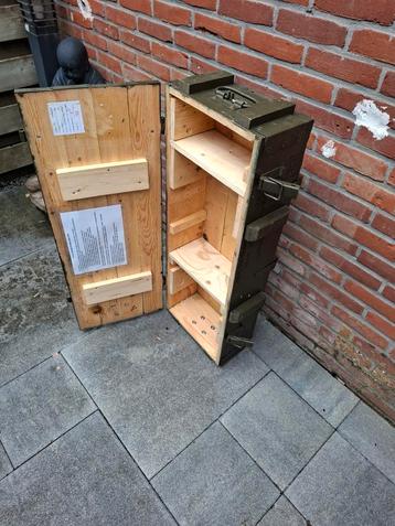 Munitiekist met planken beschikbaar voor biedingen