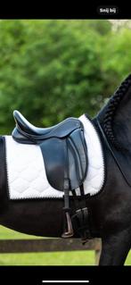 Te koop: Goed onderhouden Hulsebos dressuur zadel WB4 – 17,5, Dieren en Toebehoren, Ophalen, Zo goed als nieuw, Dressuur